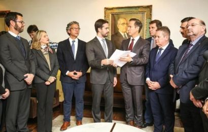 Leite encaminha projetos de privatizações com promessa de estabilidade por seis meses