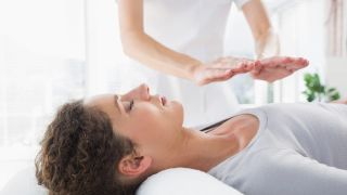 Que tal equilibrar corpo, mente e espírito? Buscar o alívio para suas dores e ainda ajudar o próximo?