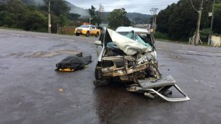 TRÂNSITO FATAL | Passageiro de 70 anos morre após colisão frontal entre carro e caminhão