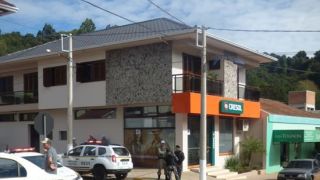 Passando por agricultores, bandidos sem armas atacam agência bancária no noroeste do RS
