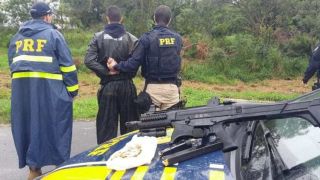 PRF prende criminoso após roubo com uma submetralhadora