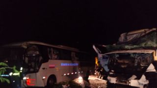 Acidente entre ônibus Expresso Embaixador, caminhão e carro mata motorista na BR 116