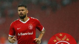 Camisa usada por Rafael Sobis contra o Paysandu estava com escudo do Inter invertido