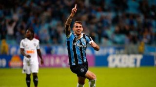Com gol de Vizeu, Grêmio bate o Atlético-MG e conquista primeira vitória no Brasileirão