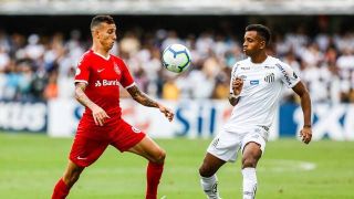 Com VAR em ação, Santos e Internacional empatam sem gols na Vila Belmiro