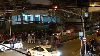 Colisão entre carros deixa duas pessoas feridas no centro de Camaquã