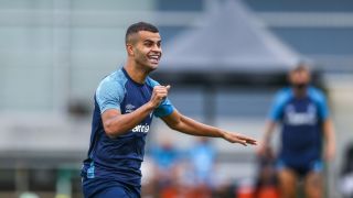 Alisson tem dores no tornozelo direito e vira dúvida do Grêmio para Copa do Brasil