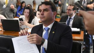 Flávio Bolsonaro assume “projeto Richtofen”, que proíbe saidinhas a quem matou pai ou mãe