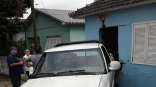 Motorista perde o controle de veículo e bate contra parede de residência em Camaquã