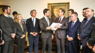 Leite encaminha projetos de privatizações com promessa de estabilidade por seis meses