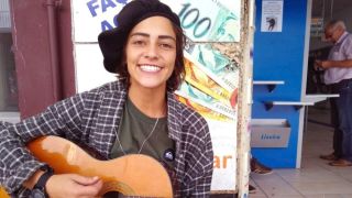 Amaralense Bruna, querida e talentosa faz sucesso no calçadão da XV, em Pelotas