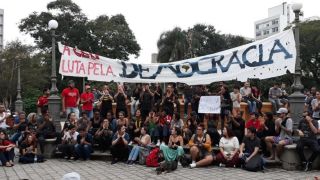 Em Pelotas, estudantes protestam contra o corte de verbas das universidades