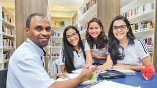 Com ajuda de alunas, porteiro de escola passa no vestibular