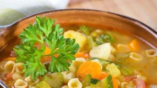 Sopa de legumes com macarrão